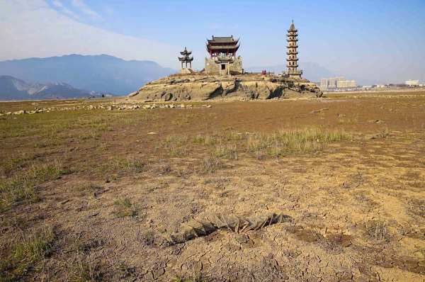 鄱阳湖湖底景观“水落石出”5