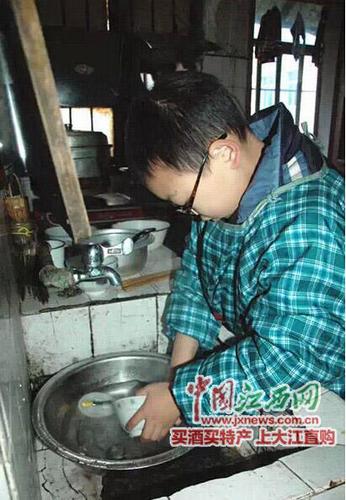 父亲患病后，小熠总是抢着做家务