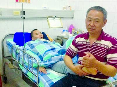 男子上网成植物人-医生拿百元大钞将其唤醒2