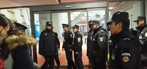 25名乘客接受调查