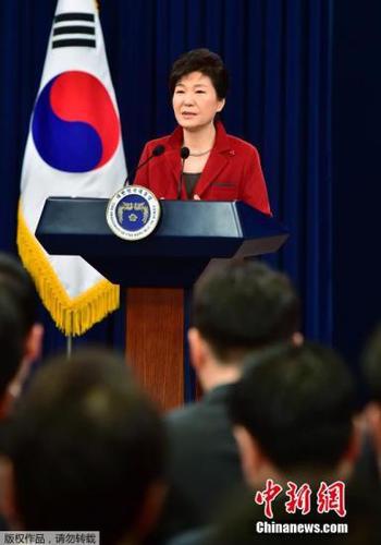 当地时间2015年1月12日，韩国总统朴槿惠在青瓦台春秋馆举行新年记者会，介绍执政第三年的政府运营方案。这也是朴槿惠就任总统以来第二次举行新年记者会。