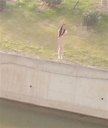 裸女跳河被围观，救人者被无视？