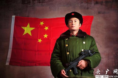 张艺冬整形后拍摄了一组整形后模仿雷锋同志的写真。图片来源：中央广播网