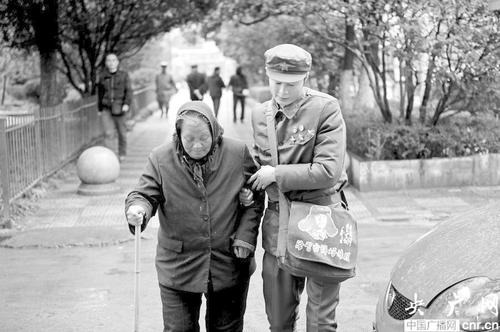张艺冬整形后拍摄了一组整形后模仿雷锋同志的写真。图片来源：中央广播网2