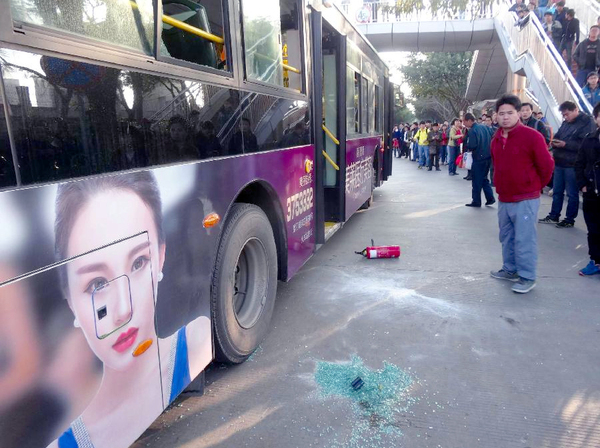 厦门一公交车起火造成数名乘客受伤　一名犯罪嫌疑人被控制4