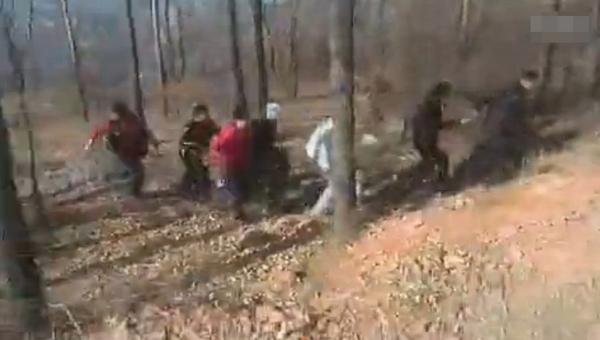 警察被十余人拖小树林暴打4