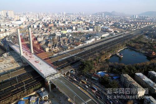 　正在进行转体作业的桥梁横跨京沪线（1月19日摄）。