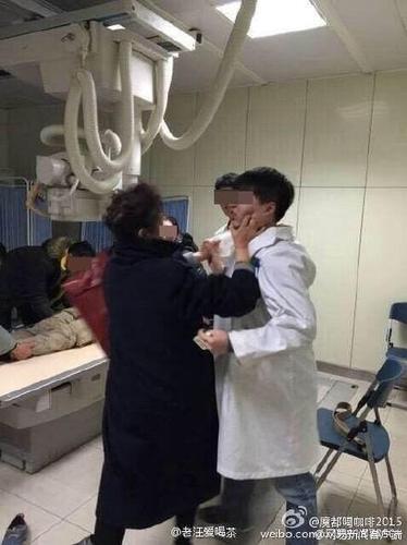 据警方出警记录，当日一名老年患者在妻子陪同下排队等候摄片，其间老人等得不耐烦欲插队强行进入摄片室，被劝阻后掐住医生脖子，其妻子动手打了医生。