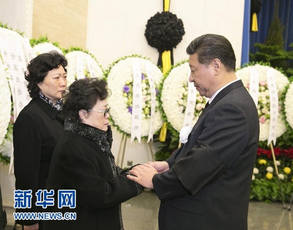 1月22日，张万年同志遗体在北京八宝山革命公墓火化。习近平、张德江、俞正声、刘云山、王岐山、张高丽等前往八宝山送别。这是习近平与张万年亲属握手，表示深切慰问。新华社记者马占成摄