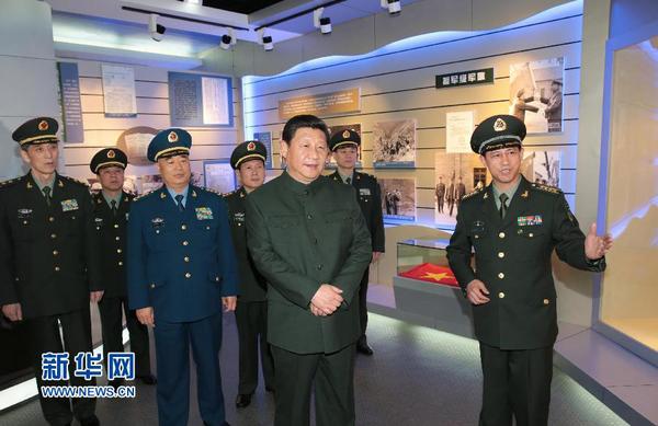 1月21日，中共中央总书记、国家主席、中央军委主席习近平视察驻昆明部队。这是习近平参观第二炮兵某基地军史馆。 新华社记者 李刚 摄
