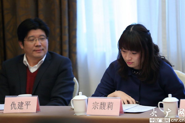 2015年1月20日，杭州，浙江省政协十一届三次会议开幕，会场内的女委员和女记者格外引人注目，展现出特有的风采，“靓”点十足。娃哈哈掌门人、前中国首富宗庆后之女宗馥莉，作为浙江省政协常委出席会议，并参加小组讨论，成为最为引人关注的女委员。1
