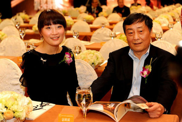 宗庆后与女儿宗馥莉。宗馥莉是宗家独女，娃哈哈集团少当家，宗庆后的“接班人”。2012年9月，宗馥莉父亲宗庆后以一个非上市公司董事长的身份和800亿元资产再次登上胡润百富榜榜首；10月，他上了福布斯富豪榜榜首。