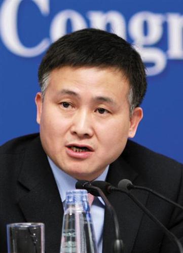 央行和银监会会督促商业银行进一步加强内部控制和风险管理，强化内部督察，配合公安等部门依法打击金融犯罪和金融诈骗。——央行副行长潘功胜