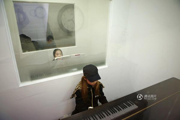 金施允在学习钢琴。为了能被YG娱乐和SM娱乐这样的大型艺人企划和经纪公司选中，严苛的训练计划是必须的，而更大的代价则有可能是辍学。
