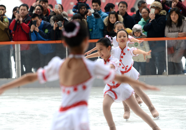 1月24日,“鸟巢欢乐冰雪季”在国家体育场“鸟巢”正式开启，为申办2022年冬奥会助力。游客们可以在“鸟巢欢乐冰雪季”体验冰雪运动的乐趣。本报记者 齐波 摄
