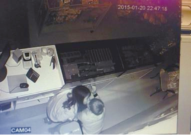 情侣小偷夜闯首饰店盗窃得手后现场热吻2