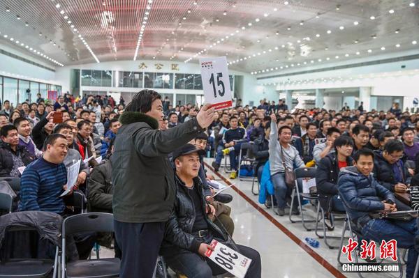 中央和国家机关公车改革取消车辆首场拍卖会举行3