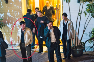 深圳记者暗访警察“吃娃娃鱼”被打-14警员被停职3