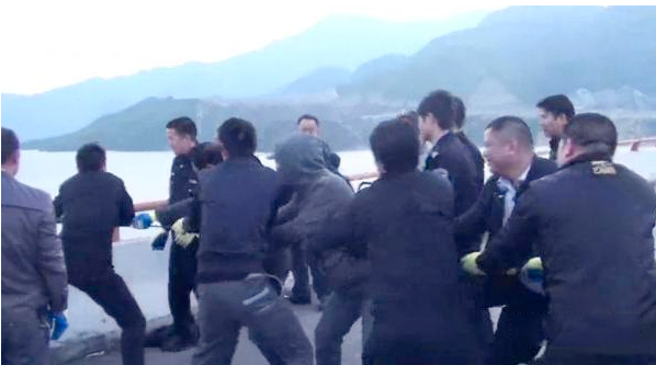 富豪被关进铁笼沉入湖底-千万赎金难换一命5