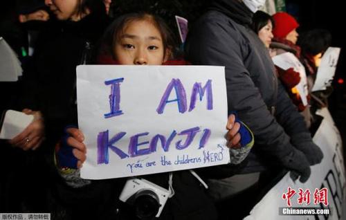 当地时间2015年1月28日，日本东京，民众在安倍府邸外烛光守夜，声援后藤健二(Kenji Goto)。