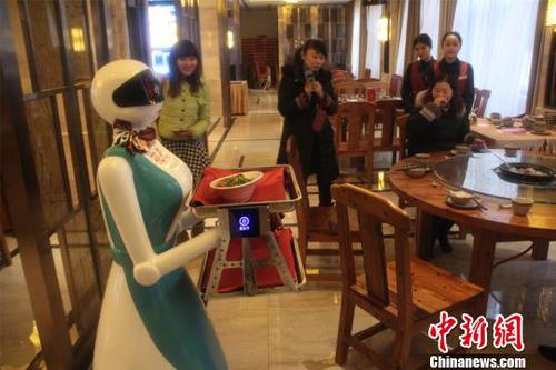 图为机器人服务员正在为客人服务。　戴璐　摄