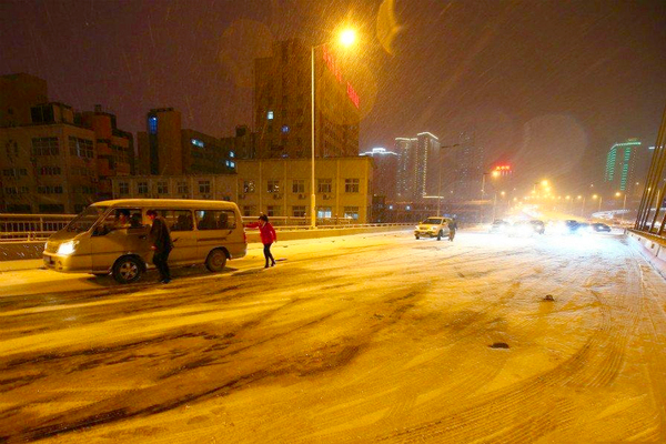 郑州街头推车人“趁雪打劫”-每车收费100元5