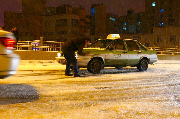 郑州街头推车人“趁雪打劫”-每车收费100元4