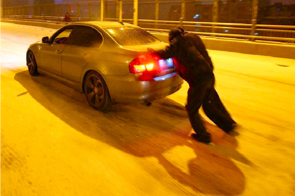 郑州街头推车人“趁雪打劫”-每车收费100元3