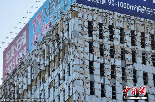 　2015年1月30日，辽宁省沈阳市，沈阳大楼四周整体外墙现保新塑料膜写字楼市民称塑料袋大楼墙贴凌乱不堪在近处观看令人视觉错乱眼花。小沈阳 摄