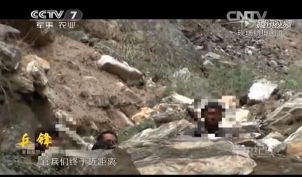 暴恐分子误入山谷中的“死胡同”，扔石块反抗