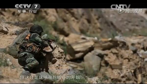 武警官兵向暴恐分子发起政治攻势，劝其投降。