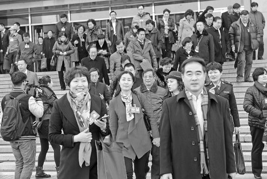 1月31日,省政协十一届三次会议闭幕后,政协委员走出会场。 本报记者 周青先 摄