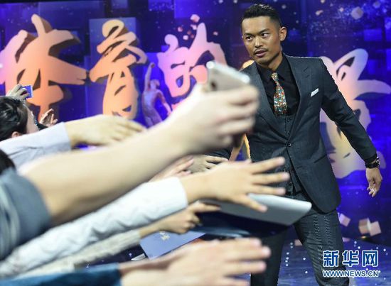 2月1日，羽毛球国手林丹在颁奖典礼红毯仪式上。 当日，“2014CCTV体坛风云人物年度评选”颁奖典礼在京举行。 新华社记者公磊1