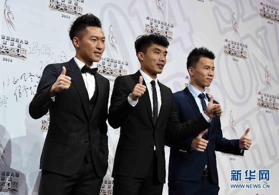 2月1日，中国国家男子足球队队员郑智（中）、吴曦（左）、孙可在颁奖典礼红毯仪式上合影。当日，“2014CCTV体坛风云人物年度评选”颁奖典礼在京举行。 新华社记者公磊摄