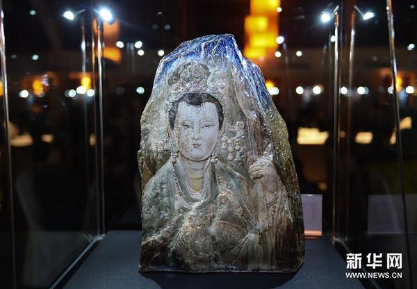 这是展出的曾陈设于北京APEC会议主会议厅的陶瓷艺术作品（2月1日摄）。