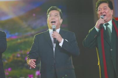 文联春晚上，李双江与杨洪基等艺术家合唱《谁不说俺家乡好》，宣告复出歌坛。