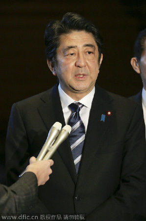 当地时间2月1日,日本首相安倍晋三向媒体记者表示,对于IS杀害日本人质极其残忍卑劣的恐怖行为感到强烈愤慨。(来源:东方IC) 当地时间2月1日,日本首相安倍晋三向媒体记者表示,对于IS杀害日本人质极其残忍卑劣的恐怖行为感到强烈愤慨。(来源:东方IC)