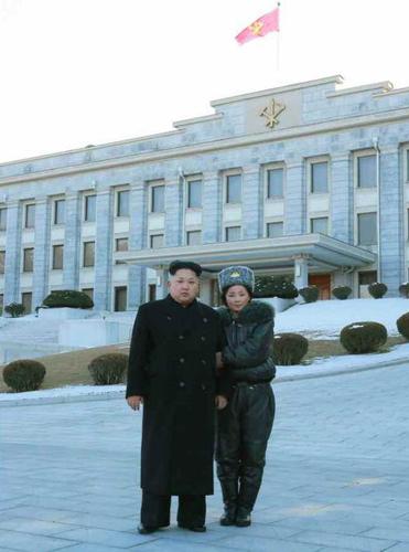 金正恩与女飞行员亲切合影