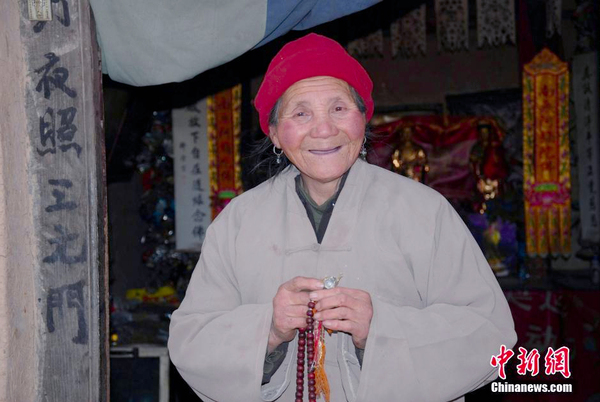 83岁茅棚隐士自称“疯老太”-终南山修行36年5