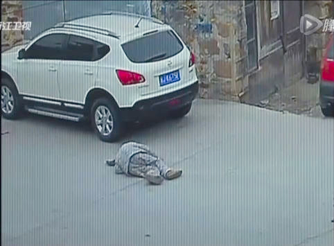 老人路边摔倒8分钟内无人扶-遭碾压拖行5