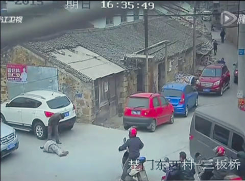老人路边摔倒8分钟内无人扶-遭碾压拖行4