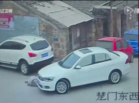老人路边摔倒8分钟内无人扶-遭碾压拖行3