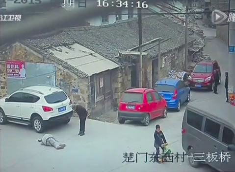 老人路边摔倒8分钟内无人扶-遭碾压拖行2