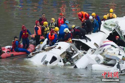 2月4日上午，搭载58人的台湾复兴航空GE-235班机从台北松山机场起飞后不久坠入基隆河。图为当地救援人员在空难现场实施救援。中新社发 邵航 摄