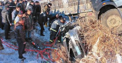 夫妻遇车祸双双遇难 10岁女儿被父亲护住生还