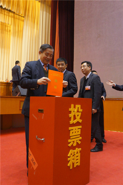 厦门市政协委员正在投出庄严的一票