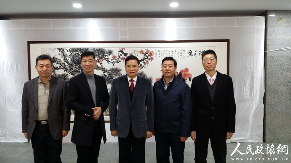 广东省政协副主席梁伟发（中）、广东省政协社法委专职副主任王少勇（右一）等到场祝贺并留影。