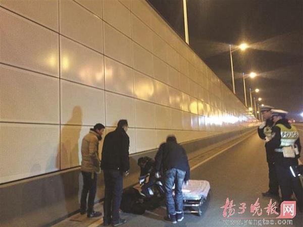 司机跳下隧道骨折了。报料人供图