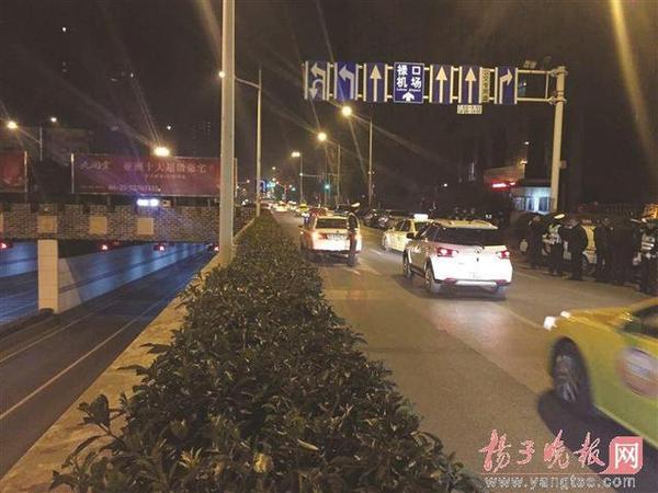 查酒驾现场就在隧道旁。报料人供图