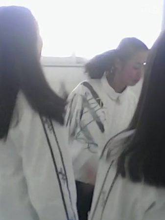 女孩被同学轮流打50多个耳光-不敢反抗6